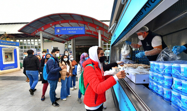 İzmir Büyükşehir Belediyesi’nden Öğrencilere Sıcak Yemek