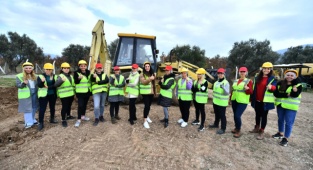 İzmir’de Kadınlar Her İşi Yapar