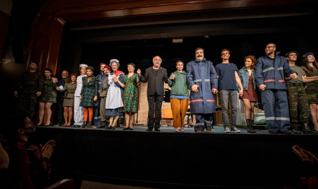 İzmir Şehir Tiyatroları İkinci Oyunu İle Seyirci Karşısında