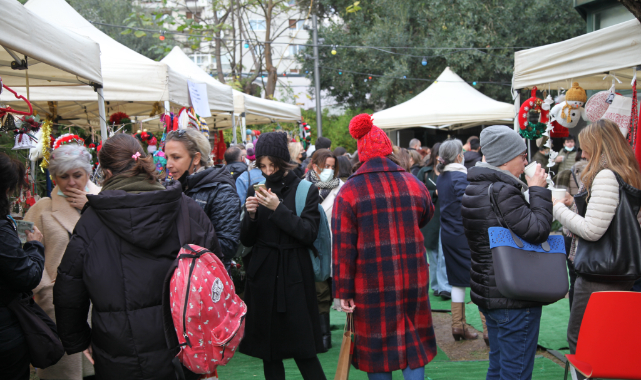 İzmirliler Yeni Yıl Pazarı’na Akın Etti