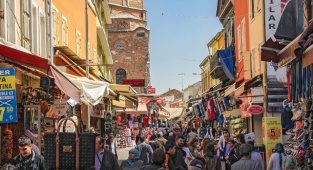 Kemeraltı’nda Tarihle Lezzet Arasında Kaybolmak