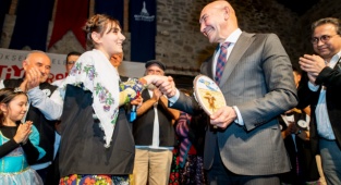 Köy Tiyatroları’ndan Soyer’in Gözlerini Dolduran Performans