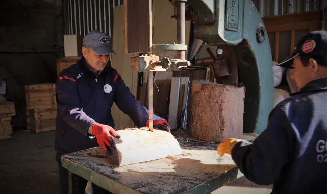 Ödemiş’te Budanan Ağaç Dalları Hem Yürekleri Hem Yuvaları Isıtıyor 