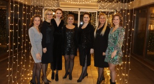 Yeni Yıl Kutlaması Kızlara Da Burs Oldu  