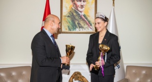 Başkan Soyer Milli Cimnastikçi Burçak Şenman’ı Ağırladı