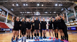 İzmir Aşkıyla Herkes Salona