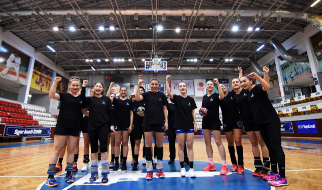 İzmir Aşkıyla Herkes Salona