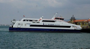 İzmir'de Vapur Seferleri İptal Edildi