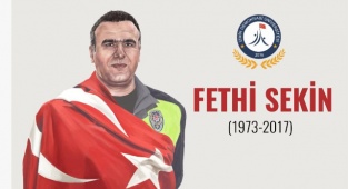 İzmir Demokrasi Üniversitesi Fethi Sekin Ve Musa Çam'ı Unutmadı