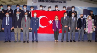 İzmir Demokrasi Üniversitesi'nde Şehit Polis Memuru Fethi Sekin ve Şehit Mübaşir Musa Can'ı Anma Programı ile IV. Demokrasi ve Kahramanlık Ödül Töreni Düzenlendi