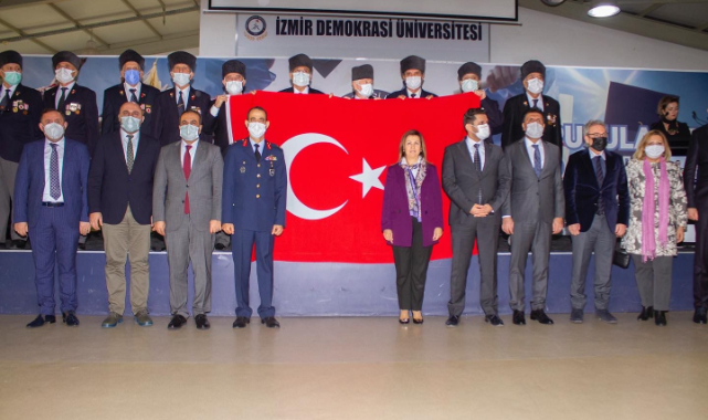 İzmir Demokrasi Üniversitesi&#039;nde Şehit Polis Memuru Fethi Sekin ve Şehit Mübaşir Musa Can&#039;ı Anma Programı ile IV. Demokrasi ve Kahramanlık Ödül Töreni Düzenlendi