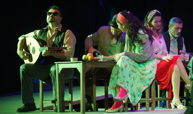 Karşıyaka Belediye Tiyatrosu Perdelerini Açtı