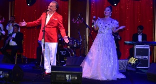 Safiye Soyman İle Faik Yeni Yıla Royal Teos  Sahnesinde Girdi