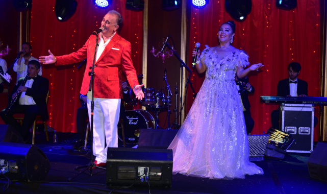 Safiye Soyman İle Faik Yeni Yıla Royal Teos  Sahnesinde Girdi