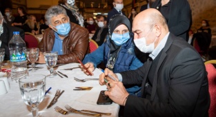 Soyer İzmir Depreminde Hayatını Kaybedenlerin Yakınlarıyla Buluştu