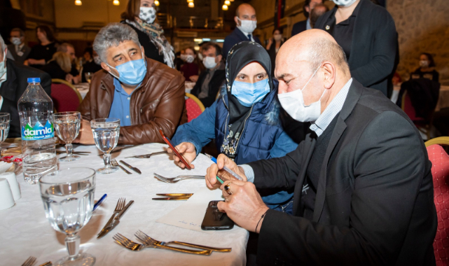Soyer İzmir Depreminde Hayatını Kaybedenlerin Yakınlarıyla Buluştu