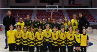 Aliağa’nın Mini Voleybolcuları Başarılarına Yenisini Ekledi