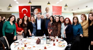 CHP Bayraklı'dan Gövde Gösterisi