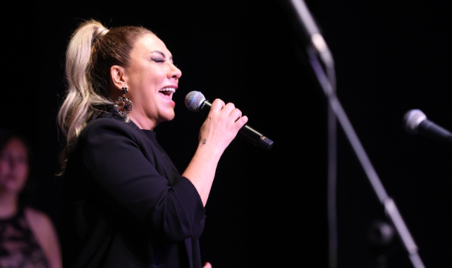 Işın Karaca Konak&#039;ta Sesiyle Büyüledi