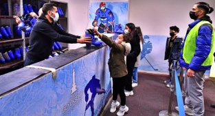 İzmir Büyükşehir Belediyesi 150 öğrenciyi buz pateniyle tanıştırdı