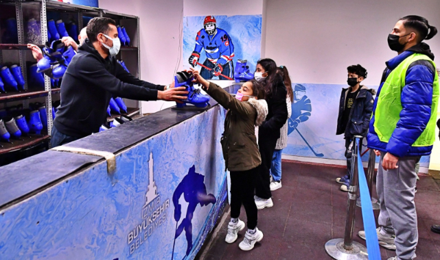 İzmir Büyükşehir Belediyesi 150 öğrenciyi buz pateniyle tanıştırdı