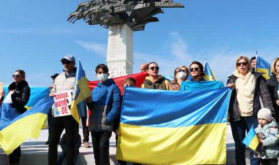 İzmir’de Yaşayan Ukraynalılar, Rusya’nın Saldırısını Protesto etti: Lütfen Savaşı Durdurun