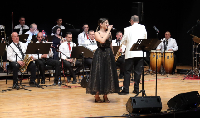 Karşıyaka&#039;da Aşk Şarkıları Söylendi