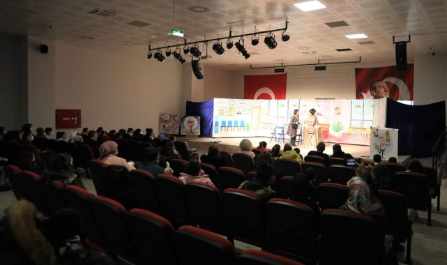 Kınık Belediyesinden Halka Ücretsiz Tiyatro Oyunu