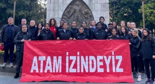 Konak Belediyespor Oyuncuları Galibiyet Sonrası Ata'sına Koştu