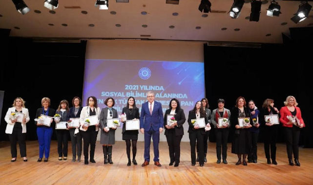 Rektör Budak&#039;tan Egeli Bilim Kadınlarına Teşekkür Plaketi