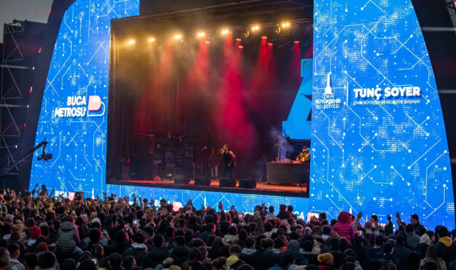 Zeynep Bastık ve Anıl Piyancı sahne aldı