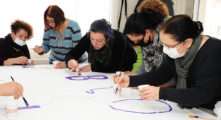 Balçovalı Kadınlar Pankartlarını Hazırlıyor