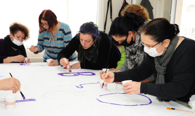 Balçovalı Kadınlar Pankartlarını Hazırlıyor