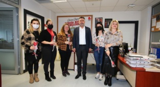 Başkan Sandal’dan Kadın Çalışanlara Karanfil