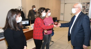 Başkan Selvitopu Kadınlar Günü'nü Çiçekle Kutladı