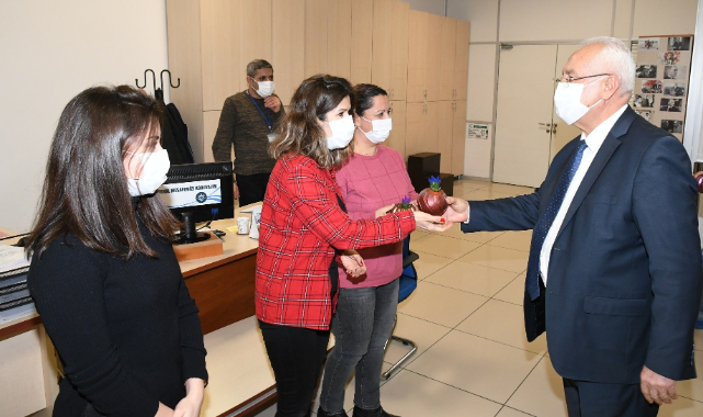 Başkan Selvitopu Kadınlar Günü&#039;nü Çiçekle Kutladı