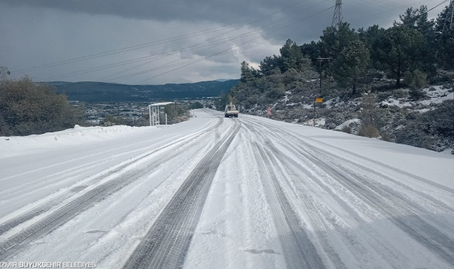 İzmir Büyükşehir Belediyesi 20 İlçede Kar ve Buzlanmayla Mücadele Ediyor