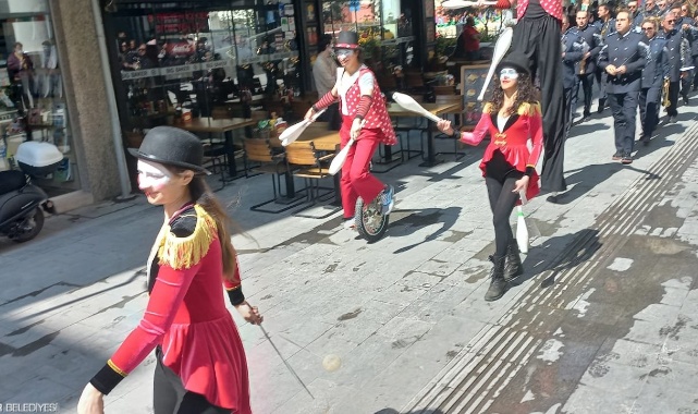 İzmir&#039;de Dünya Tiyatro Günü Coşkuyla Kutlandı