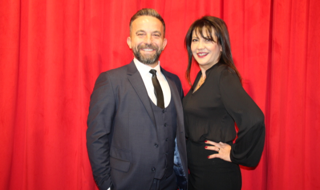 İzmir’in İlk Avm Tiyatrosu Perdelerini Açtı