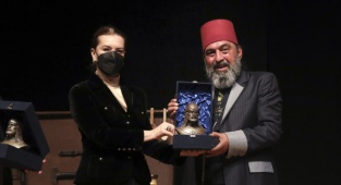 Yenilmez, Usta İsimli Oyunuyla DEÜ Sahnesindeydi