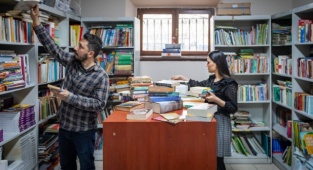 Akademisyen ve Yazar Münci Kapani’nin 400 Kitabını Ailesi Kampanyaya Bağışladı