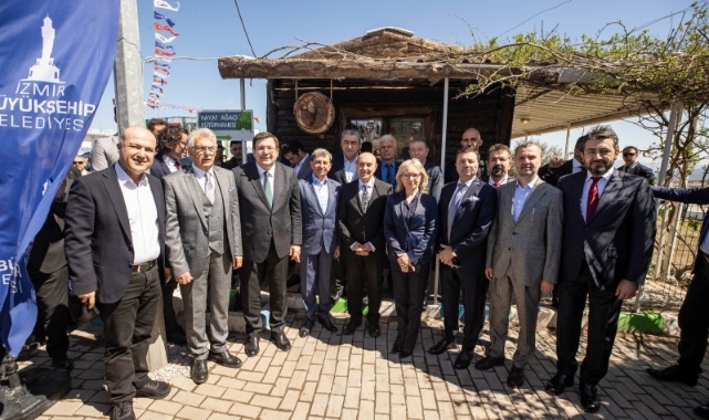 Atıkların Arasındaki Kitaplarla Kurulan Hayat Ağacı Kütüphanesi Açıldı