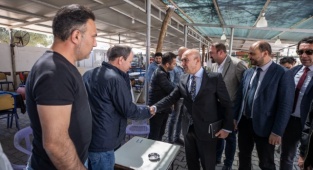 Başkan Soyer Bergama'da Dükkanları Yıkılan Esnafı Ziyaret Etti