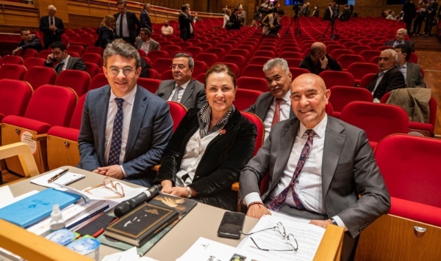 Başkan Soyer&#039;den Canlı Yayınlı Tekzip