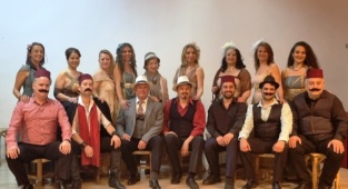 İzmir Aşkına, 80 Kişi Sahnede