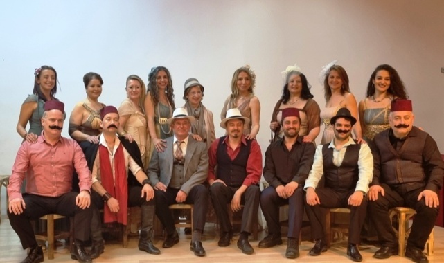 İzmir Aşkına, 80 Kişi Sahnede