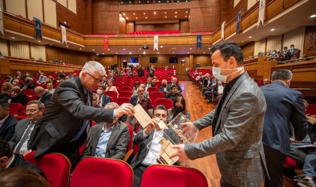 İzmir Büyükşehir Belediyesi Meclisi’nde Bayrak Değişimi