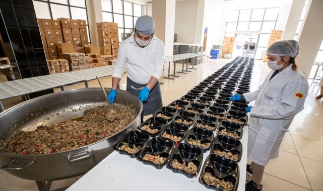 İzmir Dayanışması “Ramazan Sofralarında İftar Bereketi”yle Büyüyor