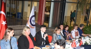 İzmir Demokrasi Üniversitesinde Aile Sıcaklığı