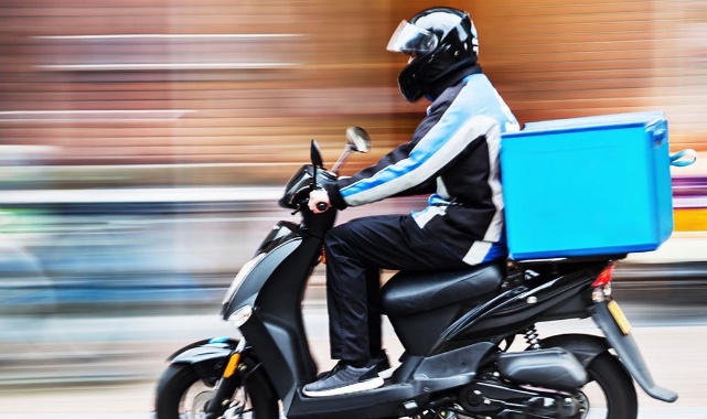 İzmir Valiliğinden Fırtına Nedeniyle Motosiklet, Scooteer ve Motorlu Kuryelere İki Gün Trafik Yasağı